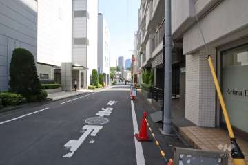 敷地北西側の前面道路(南西側から)