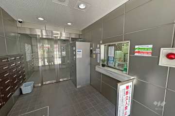 エントランスはオートロック付きです。