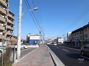 敷地の東側は県道42号尼崎宝塚線に面しており、目の前にバス停があります。