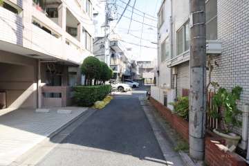 敷地西側の前面道路