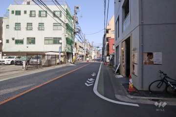 敷地南側の前面道路(西側から)