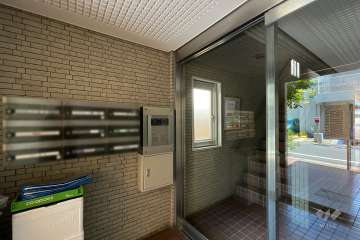 エントランスはオートロック付きです。