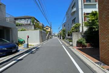 敷地西側の前面道路（南側から）