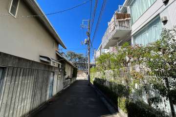 敷地南側の前面道路（東側から）