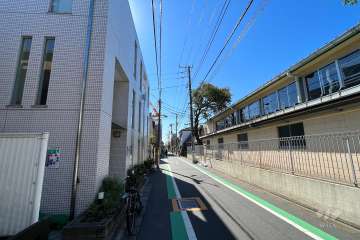 敷地西側の前面道路（北側から）
