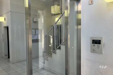 エントランスはオートロック付きです。