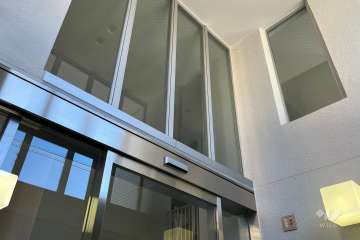 エントランスは吹き抜け。