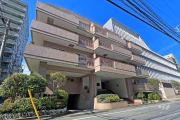 朝日第2中目黒マンションの外観（南東側から）