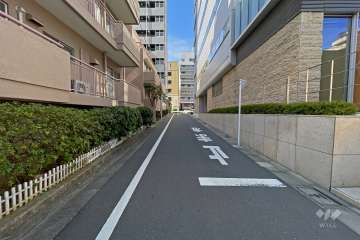 敷地北側の前面道路（東側から）