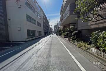 敷地東側の前面道路は田道庚申通りです（北側から）。