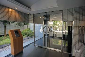 エントランスはオートロック付きです。