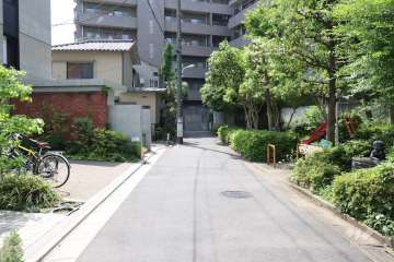 敷地東側の前面道路(東側から)
