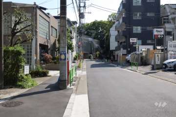 敷地北西側の前面道路(北東側から)