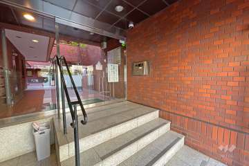 エントランスはオートロック付きです。