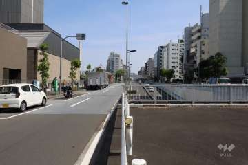 敷地南西側の前面道路(北西側から)