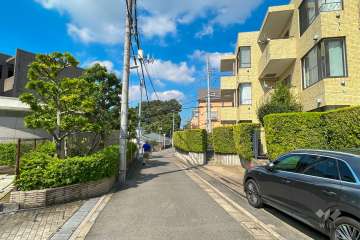 敷地南側の前面道路（南側から）