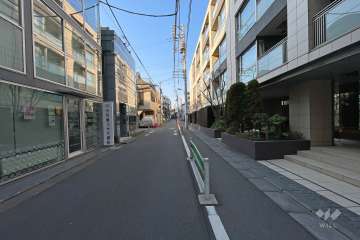 敷地南東側の前面道路（北東側から）