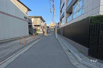 敷地南西側の前面道路（南東側から）