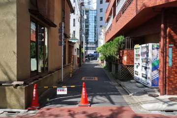 敷地北西側の前面道路(北東側から)