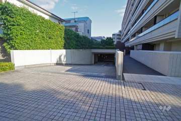 駐車場の出入り口（リングシャッター付き）
