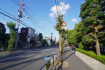 敷地北側の前面道路（西側から）