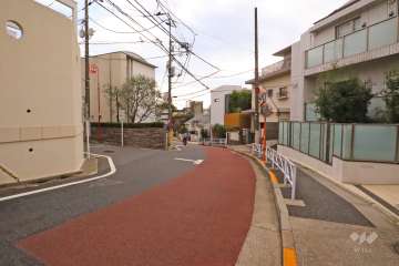 敷地北東側の前面道路(北側から)
