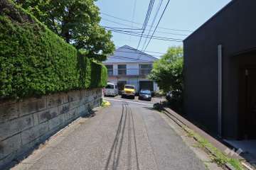 敷地南側の前面道路（西側から）