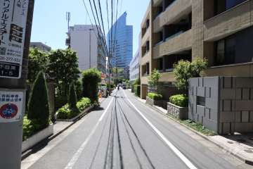 敷地北東側の前面道路(北西側から)