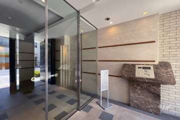 エントランスはオートロック付きです。