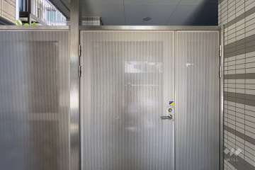 屋内に設けられた駐輪場へのオートロック式出入り口