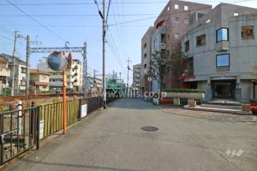 敷地西側の前面道路。道路を挟んで阪急電車が走っています。