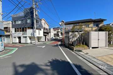 敷地西側の前面道路（南側から）