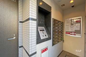 オートロックの操作盤と共用ポスト