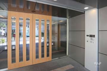 エントランスはオートロック付きです。