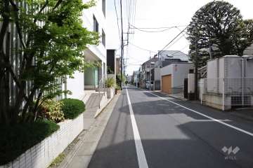敷地西側の前面道路(北側から)