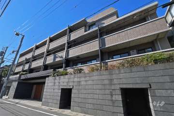 「ザパークハウス諏訪山」の外観（北側から）