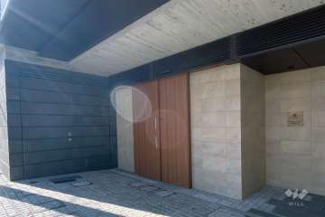 エントランスと、オートロック式の駐車場出入り口