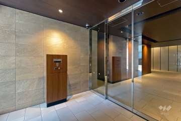 エントランスはオートロック付きです。