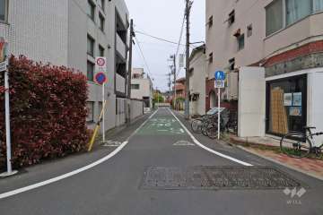 敷地東側の前面道路(南側から)