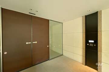 エントランスはオートロック付きです。