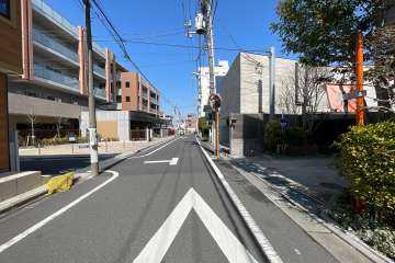 敷地西側の前面道路（南側から）