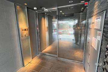 エントランスはオートロック付きです。