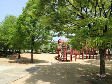 近くにある緑豊かな『中野行浪公園』
