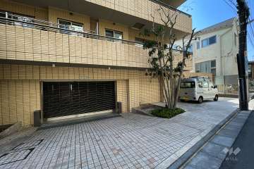 駐車場の出入り口（リングシャッター式）・敷地内駐車場（屋外平面式）