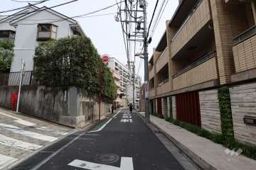 敷地北東側の前面道路(北西側から)