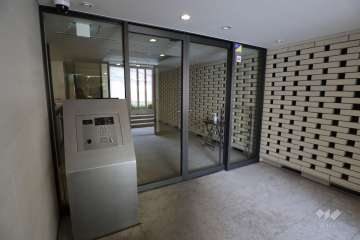 エントランスはオートロック付きです。