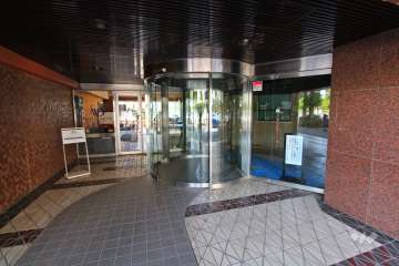 タイル張りのエントランス