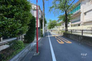 敷地北側の前面道路（東側から）