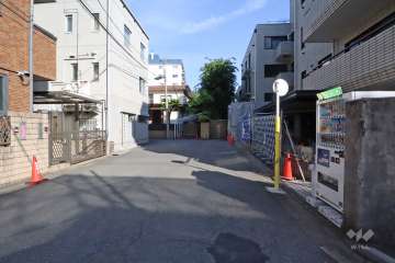敷地北側の前面道路