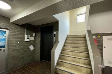 エントランス内のエレベーターと階段